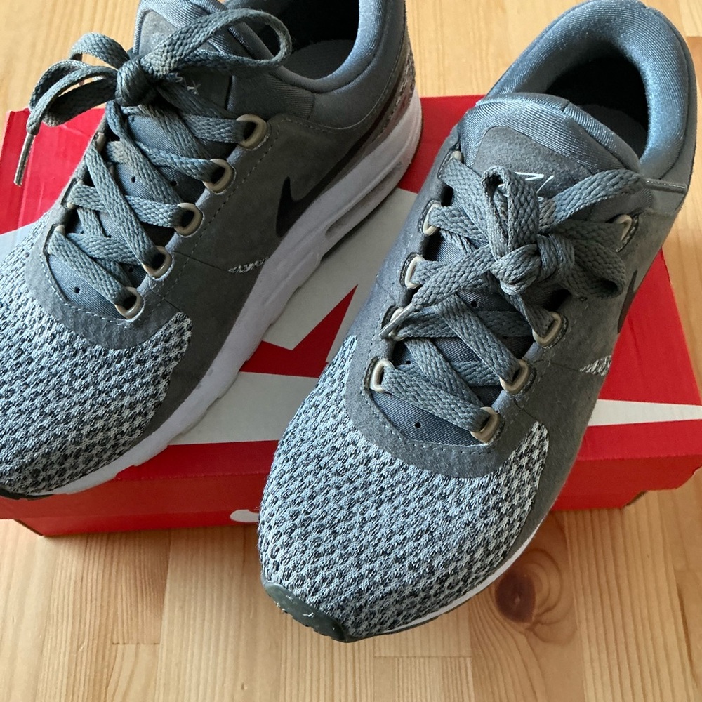 Nike Air Max - Youth Size - Picture 2 of 4